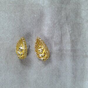 TRIFARI gold color leaves or wheat Stamped Stud Earring